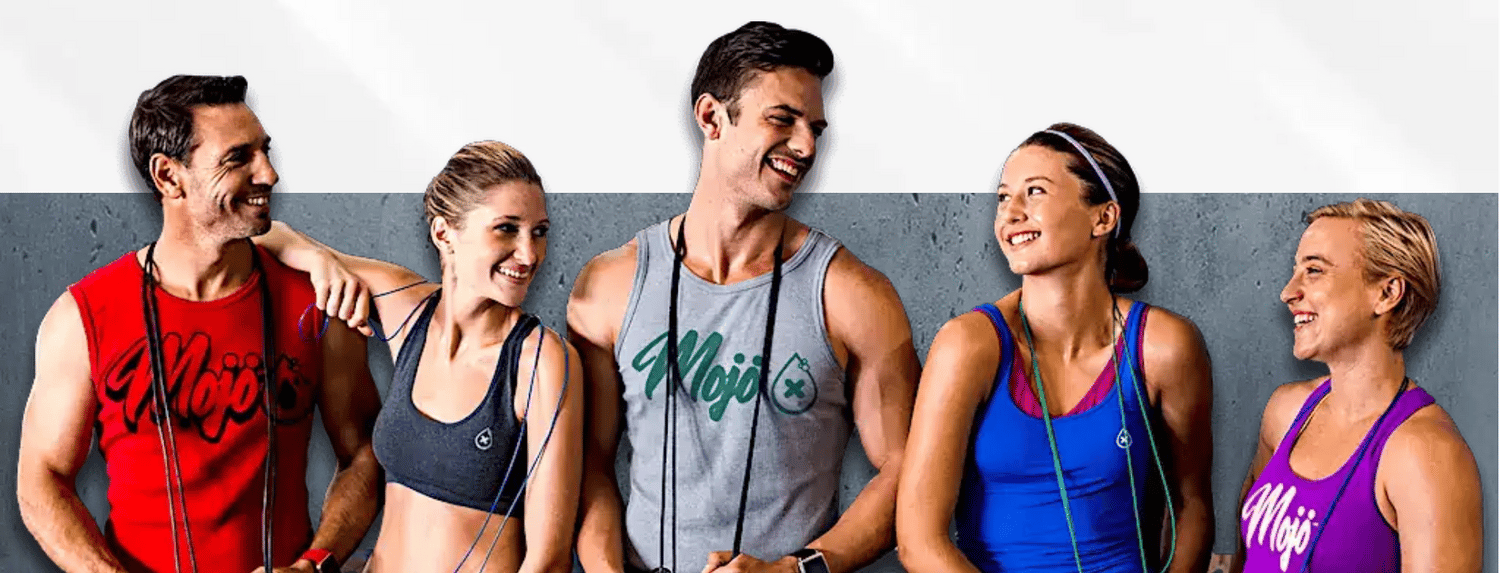 El equipo Mojo — cinco amigos en camisetas Mojo riendo juntos